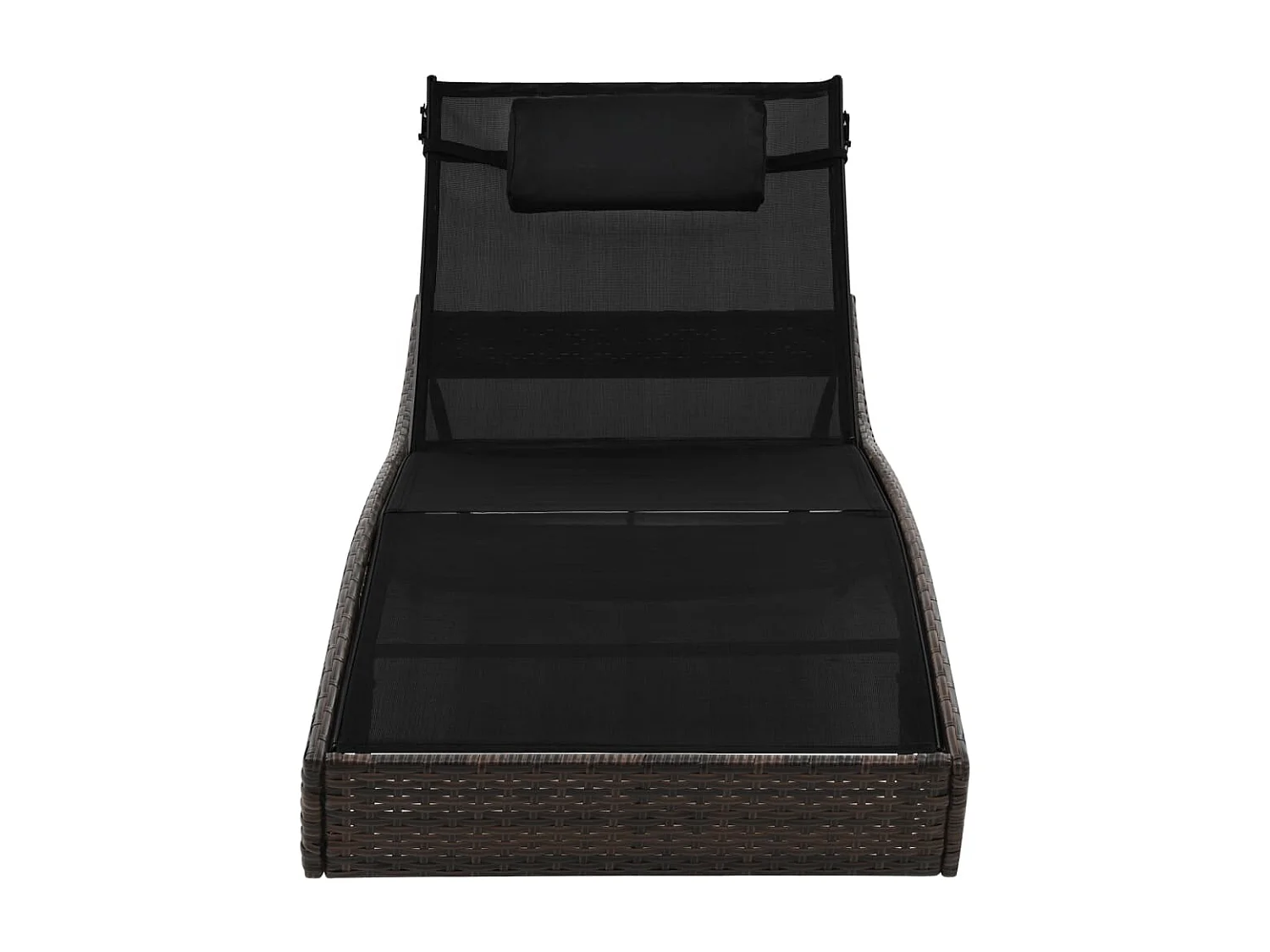 Silla de mimbre marrón con almohada