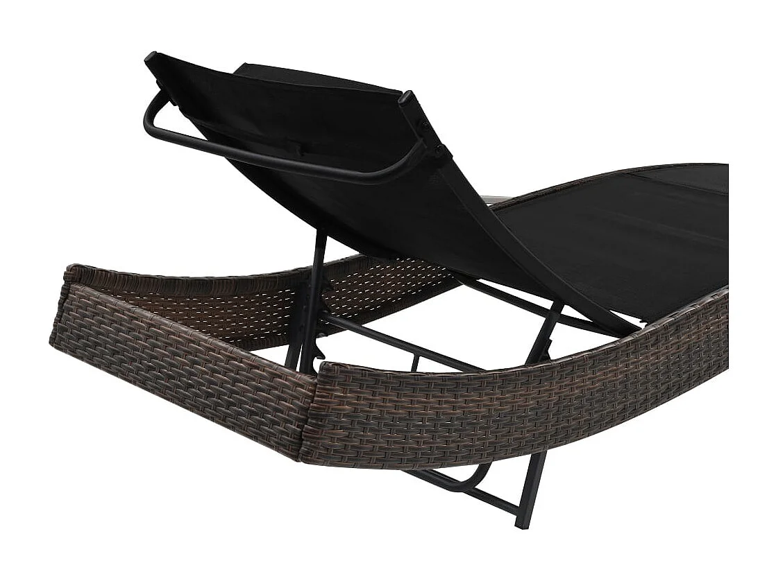 Silla de mimbre marrón con almohada