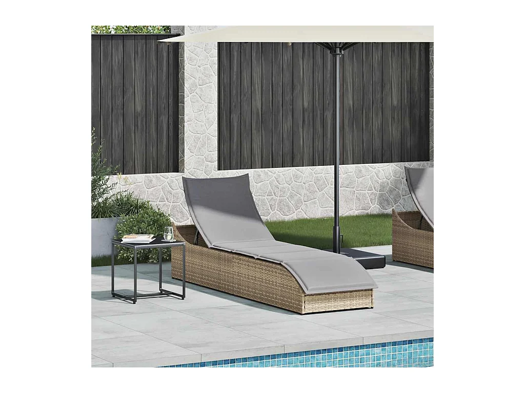 Poltrona pieghevole con cuscino e contenitore in resina intrecciata beige