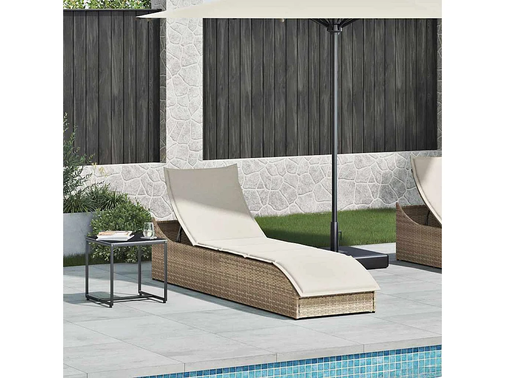 Poltrona pieghevole con cuscino e contenitore in resina intrecciata beige