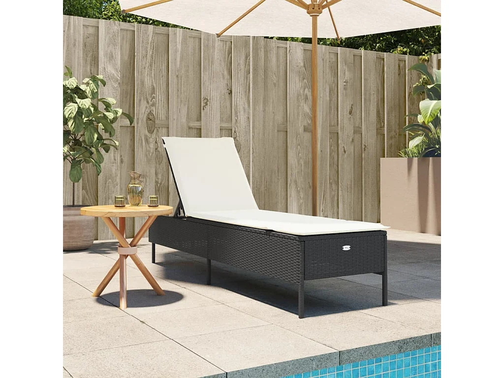 Chaise longue con cuscino nero in resina intrecciata