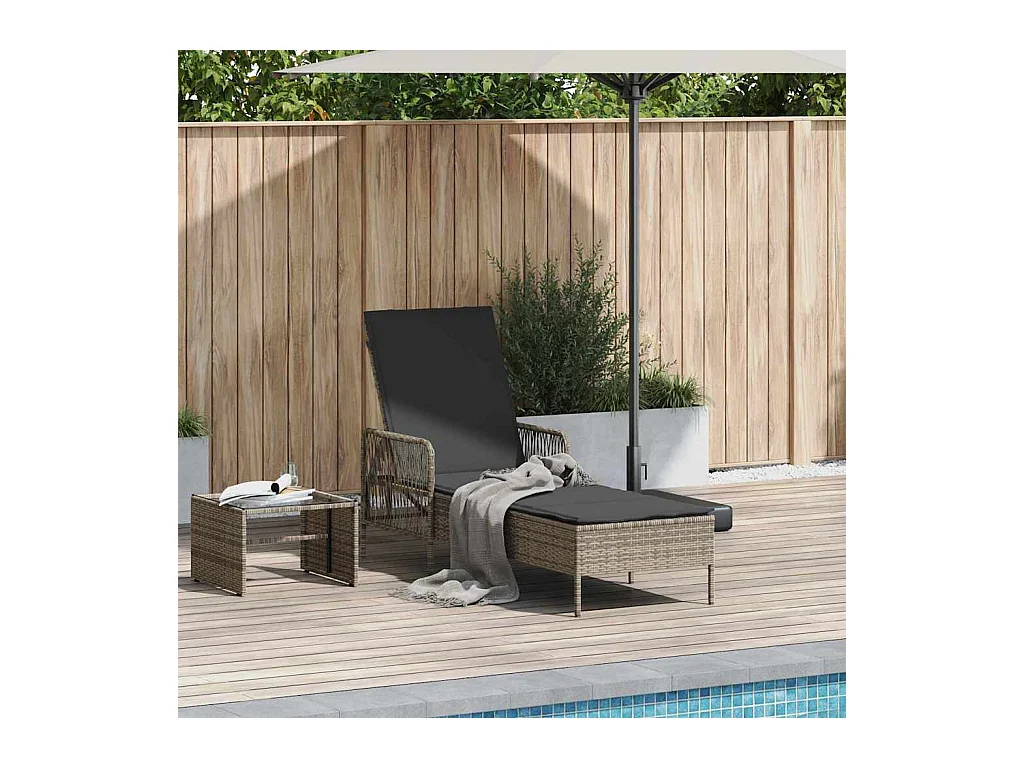 Chaise longue avec coussin en poly rattan, grise.