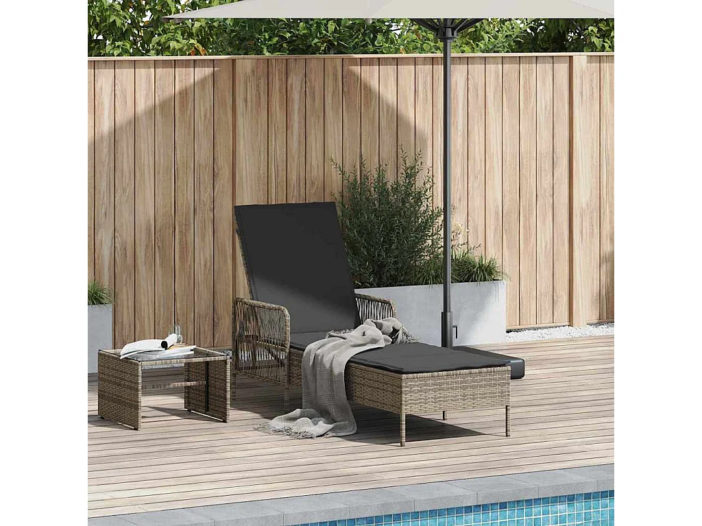 Chaise longue avec coussin en poly rattan, grise.