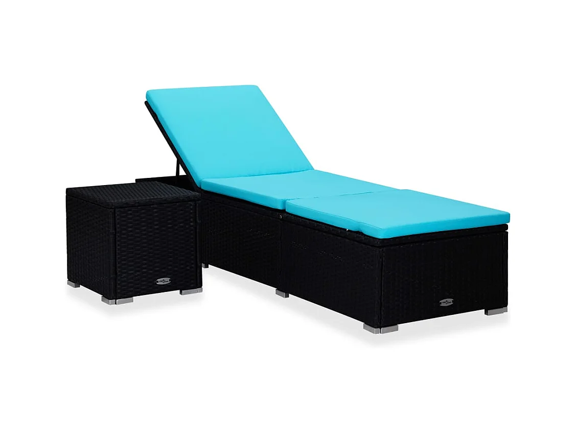 Blauwe rieten loungestoel met kussen en theetafel