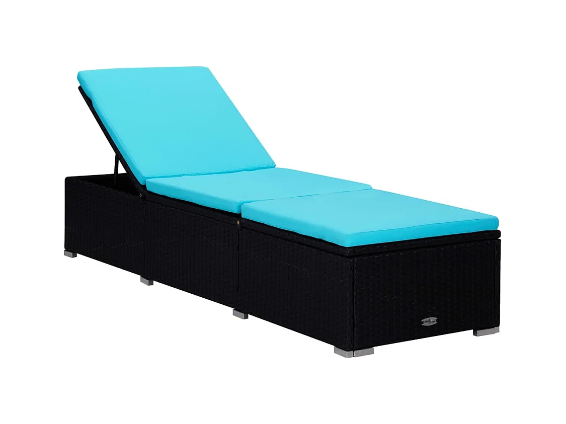 Blauwe rieten loungestoel met kussen en theetafel