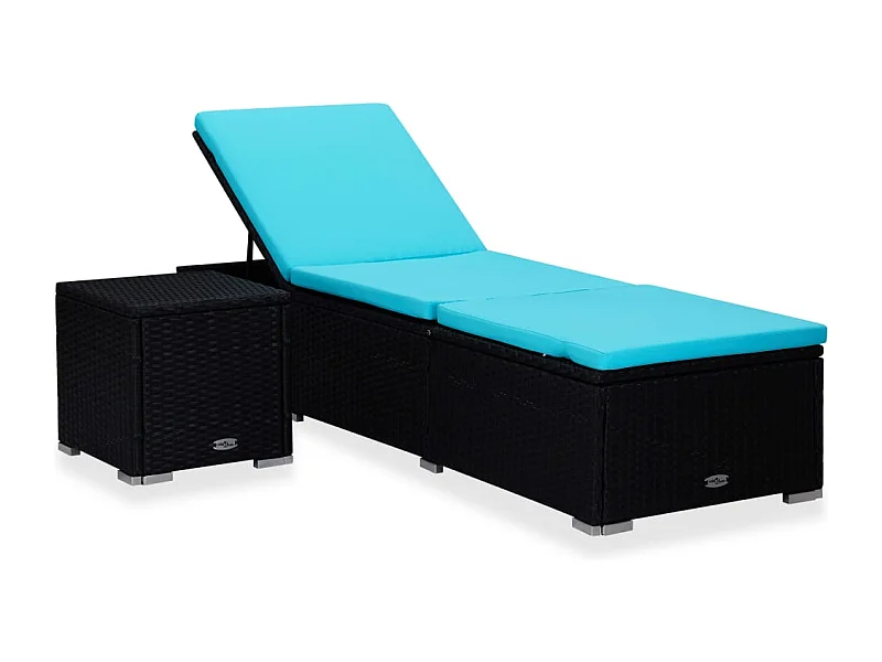 Poltrona in vimini blu con cuscino e tavolino da tè