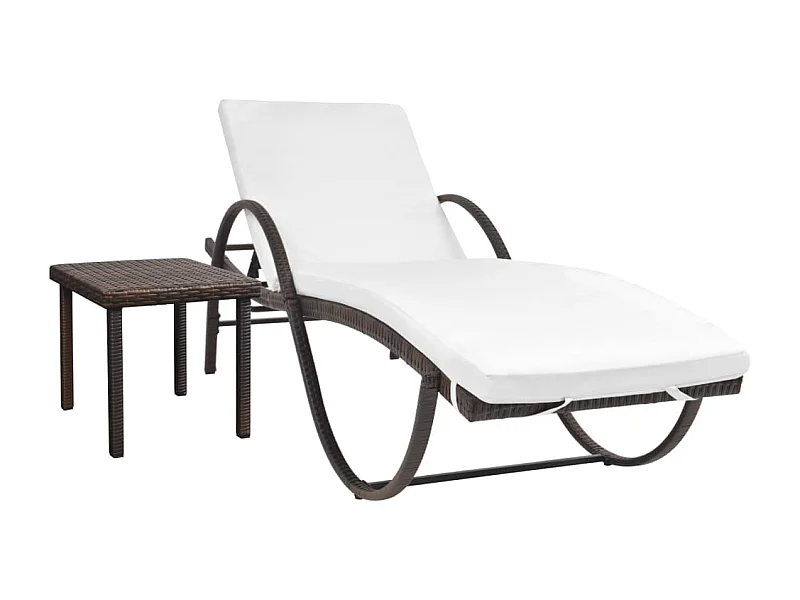 Chaise longue in resina intrecciata marrone con cuscino e tavolo