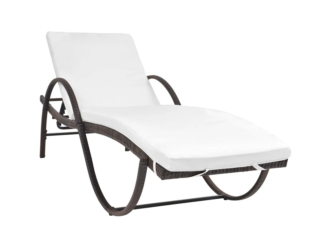 Chaise longue in resina intrecciata marrone con cuscino e tavolo