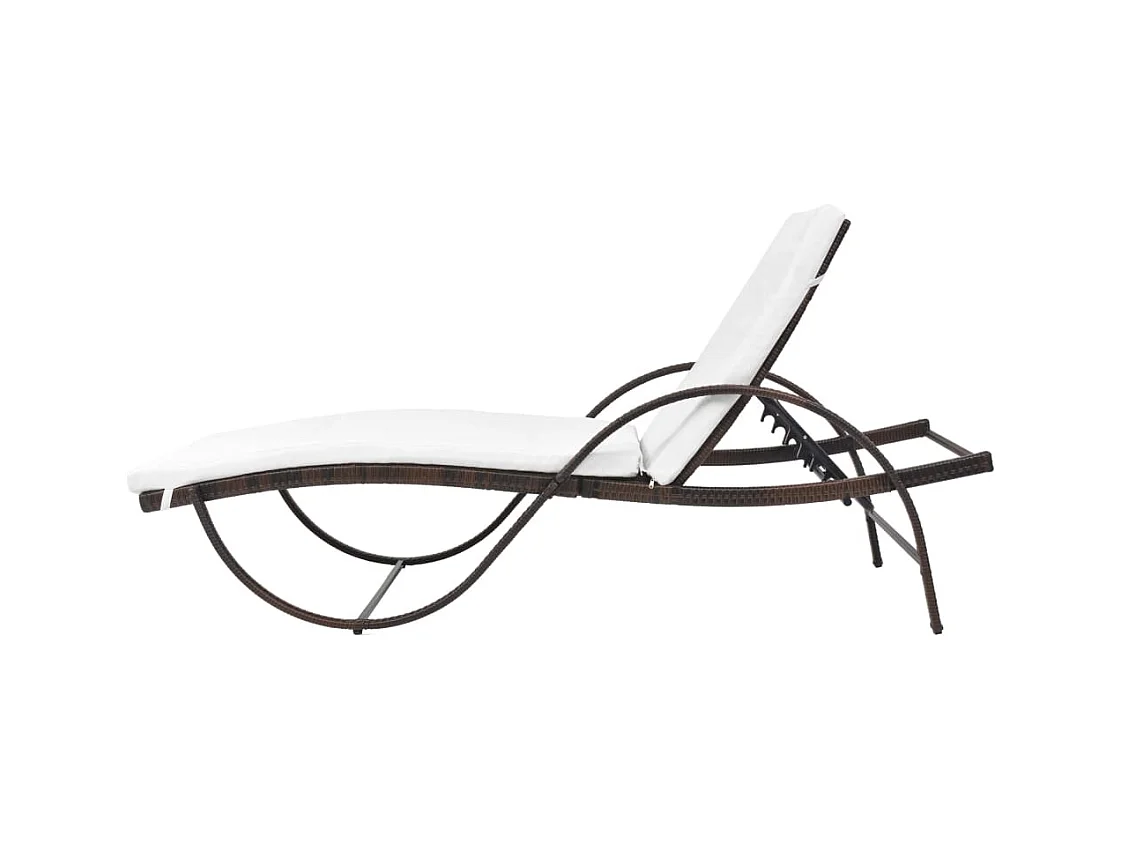 Chaise longue in resina intrecciata marrone con cuscino e tavolo