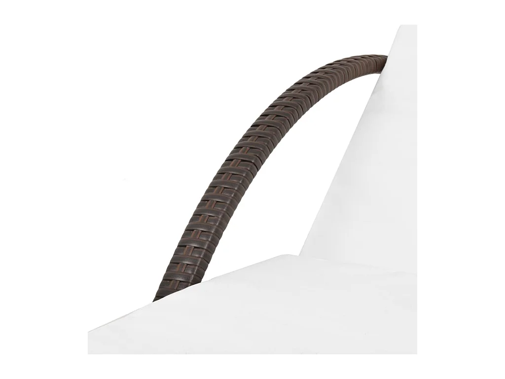 Chaise longue in resina intrecciata marrone con cuscino e tavolo