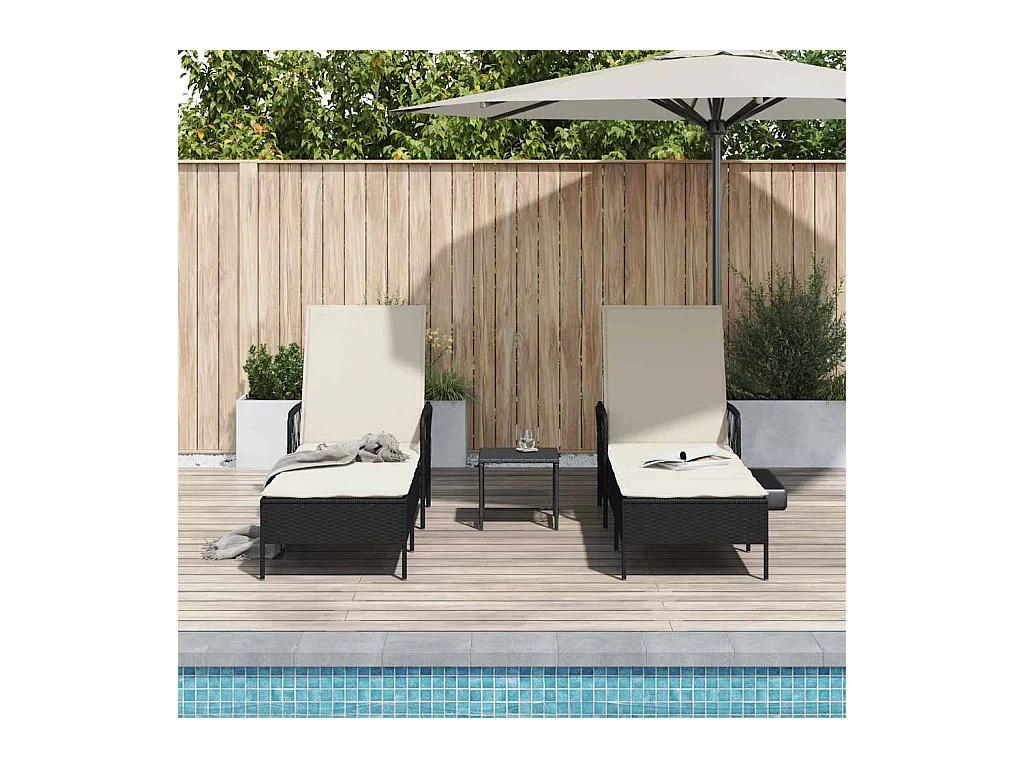 Tumbonas de 2 piezas con cojines y mesa en polirratán negro.