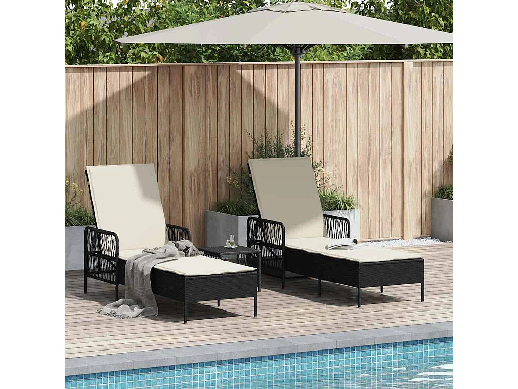 Sedie a sdraio in 2 pezzi con cuscini e tavolo in polyrattan nero.
