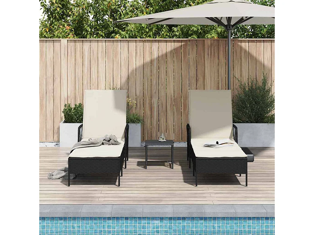 Sedie a sdraio in 2 pezzi con cuscini e tavolo in polyrattan nero.