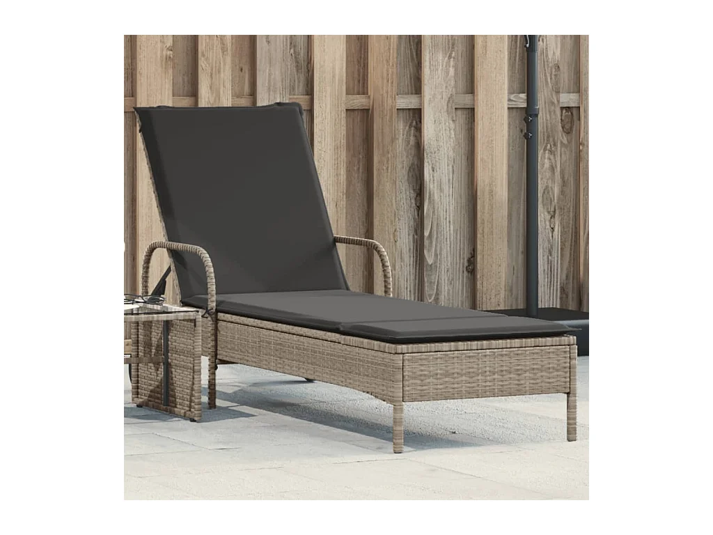 Chaise longue met wielen en lichtgrijze kussens van gevlochten hars