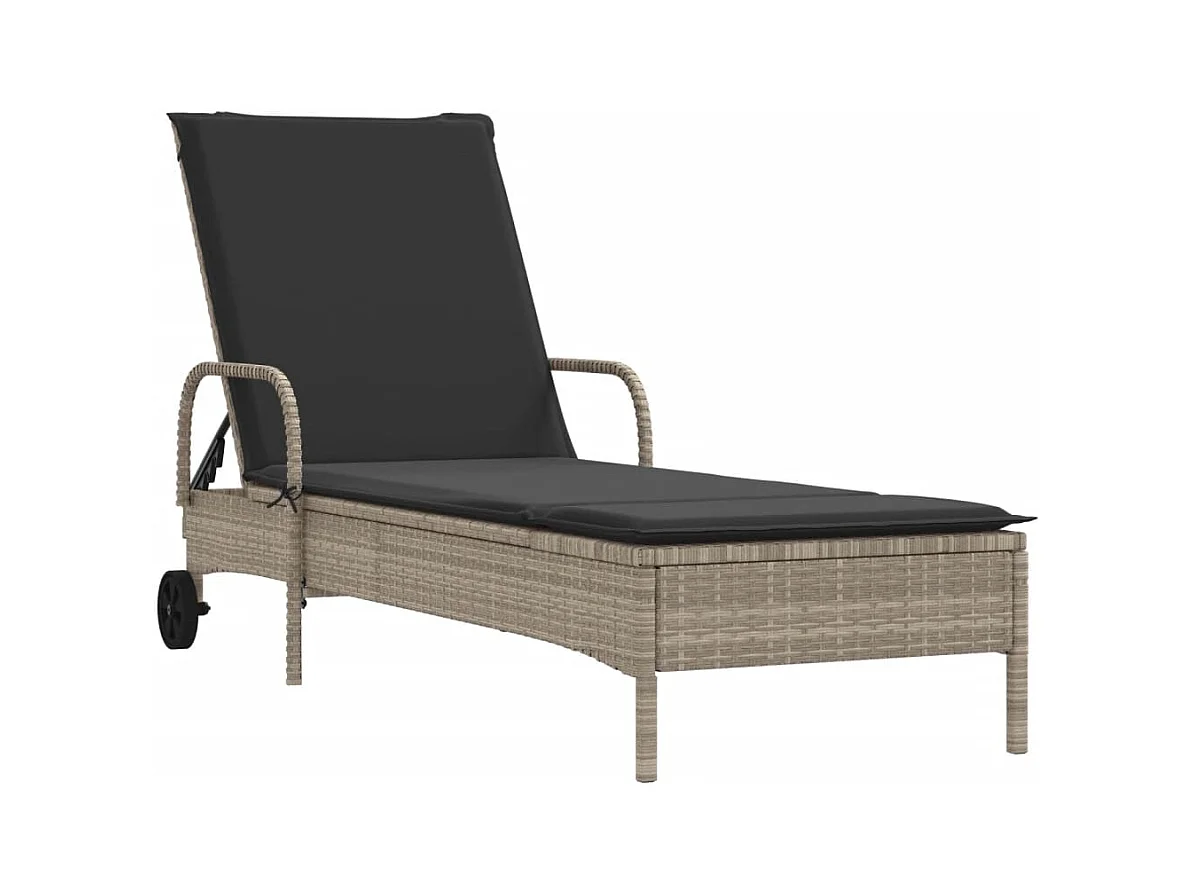 Chaise longue met wielen en lichtgrijze kussens van gevlochten hars