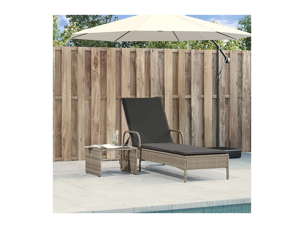 Chaise longue met wielen en lichtgrijze kussens van gevlochten hars