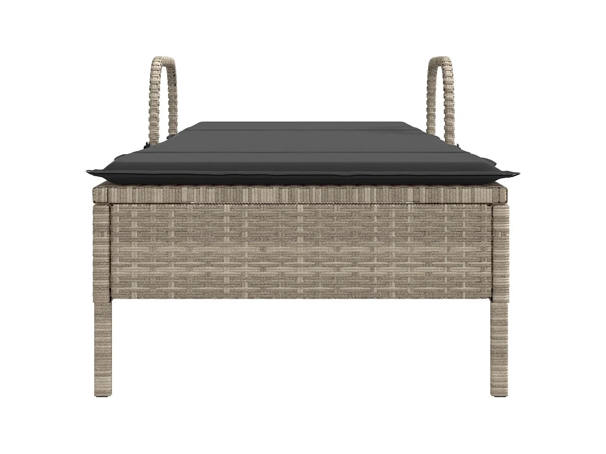 Chaise longue met wielen en lichtgrijze kussens van gevlochten hars