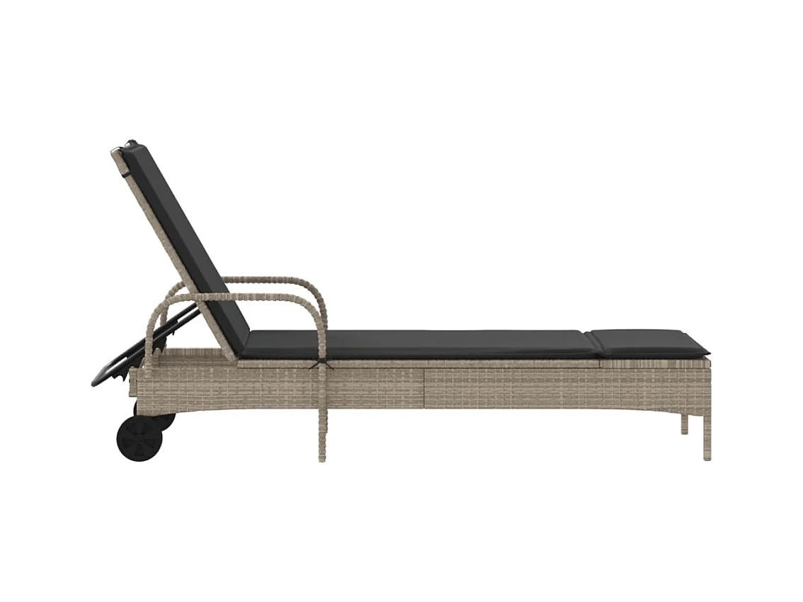 Chaise longue met wielen en lichtgrijze kussens van gevlochten hars