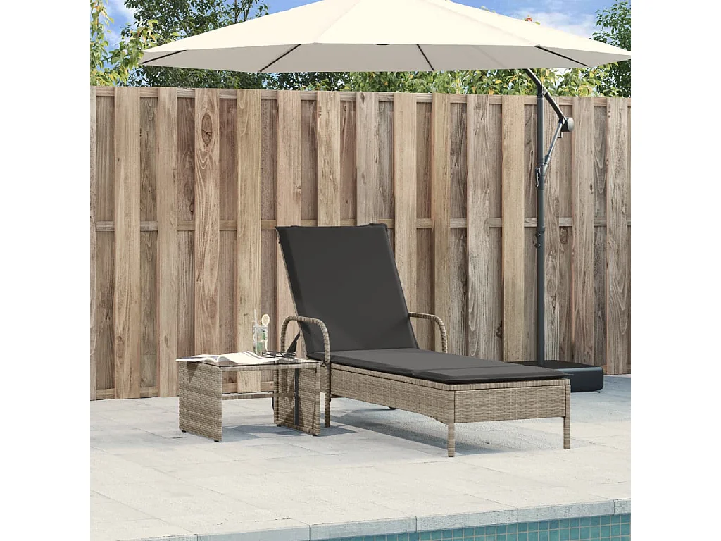 Chaise longue con ruedas y cojines gris claro en resina trenzada