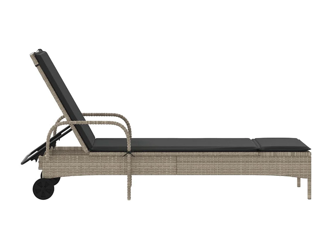 Chaise longue con ruedas y cojines gris claro en resina trenzada