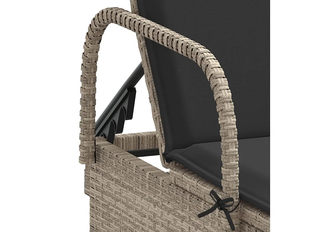 Chaise longue con ruedas y cojines gris claro en resina trenzada