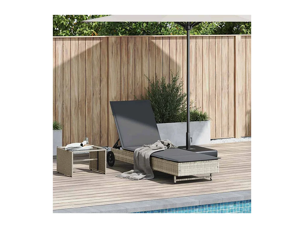 Chaise longue avec roues et coussins gris clair résine tressée