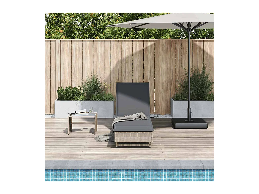 Chaise longue avec roues et coussins gris clair résine tressée