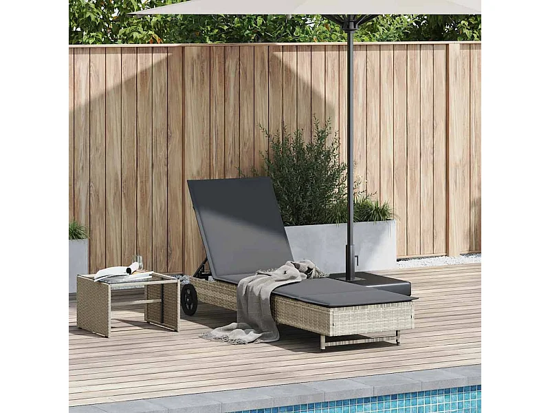 Chaise longue avec roues et coussins gris clair résine tressée