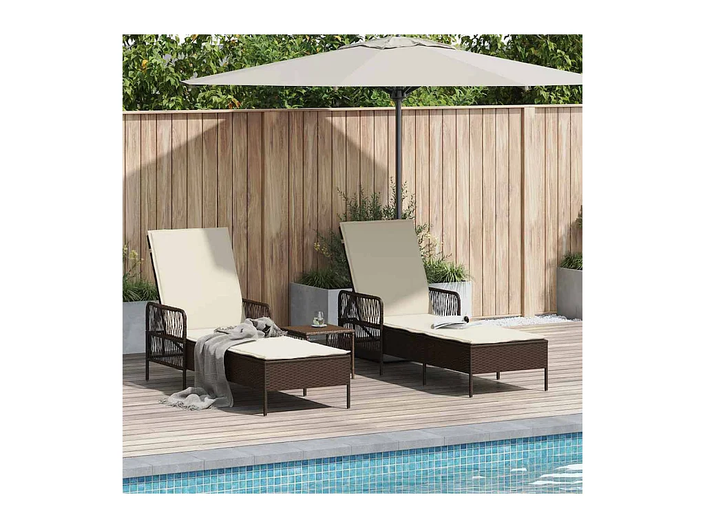 Chaises longues 2 pcs avec coussins et table Marron en poly rattan.
