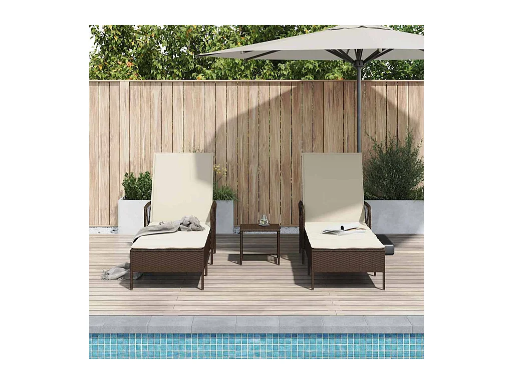 Chaises longues 2 pcs avec coussins et table Marron en poly rattan.