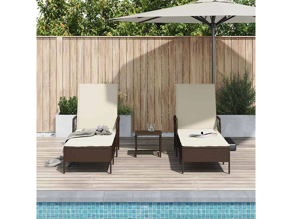 Chaises longues 2 pcs avec coussins et table Marron en poly rattan.