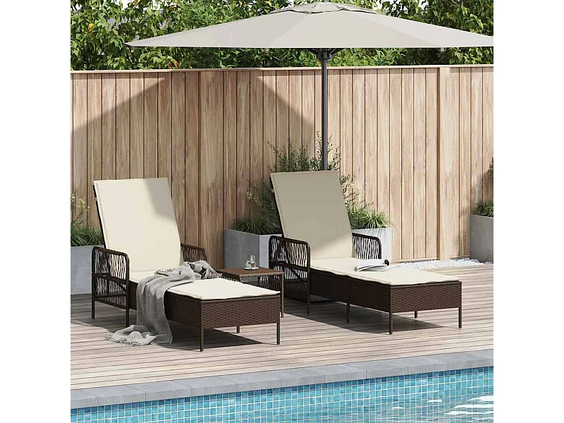 Chaises longues 2 pcs avec coussins et table Marron en poly rattan.