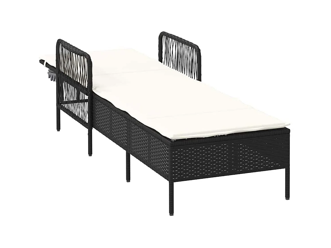 Tumbona con cojín de ratán sintético negro.