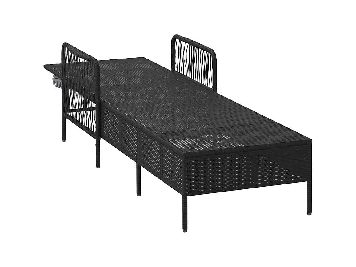 Tumbona con cojín de ratán sintético negro.