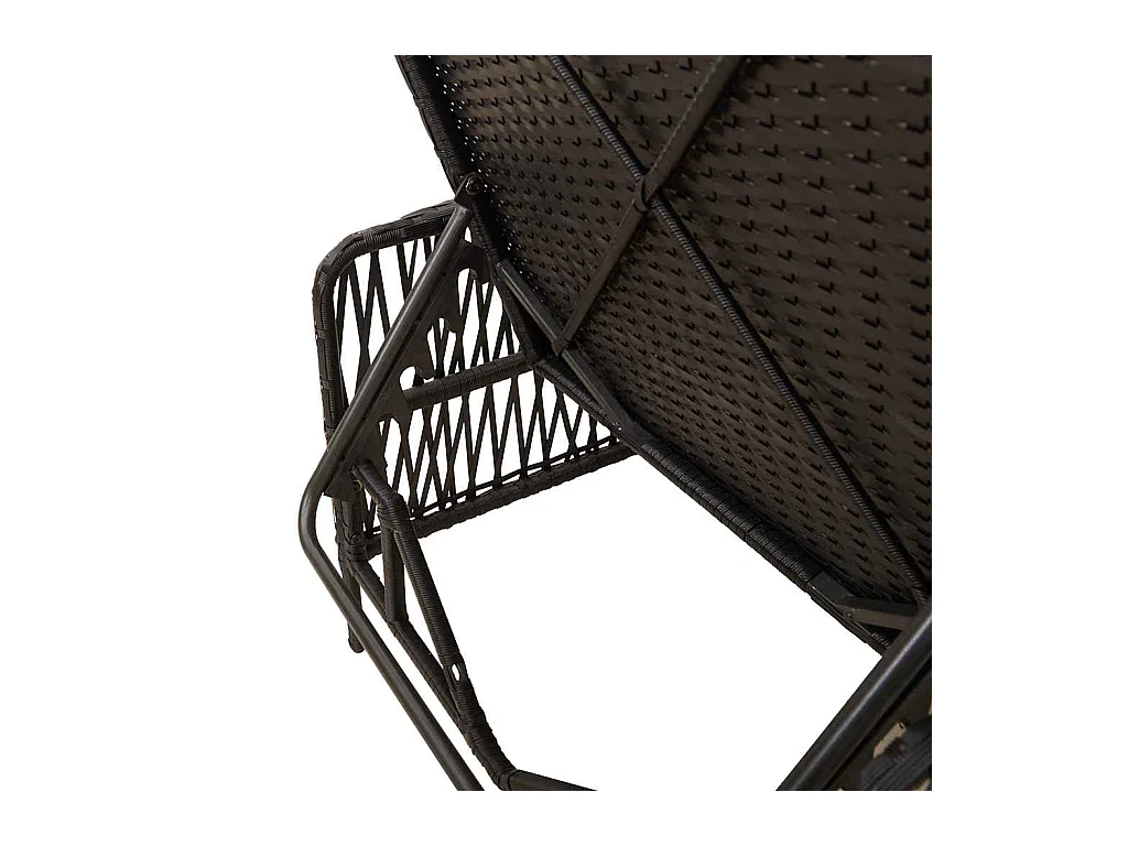 Tumbona con cojín de ratán sintético negro.