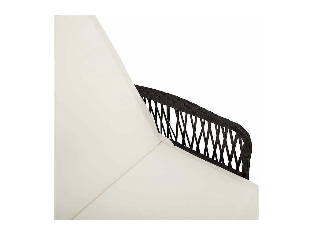 Tumbona con cojín de ratán sintético negro.