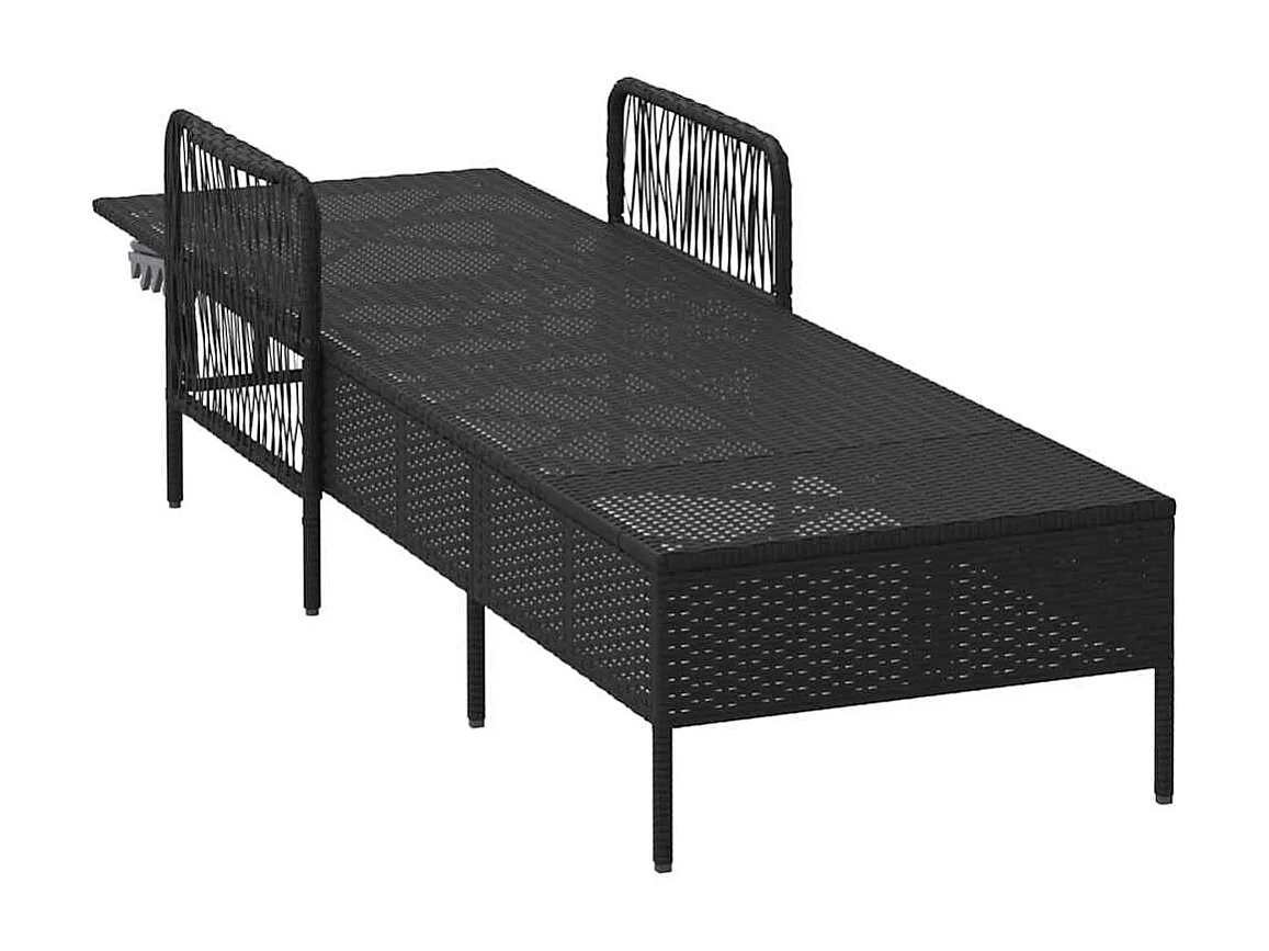 Transat avec coussin noir en poly rattan.