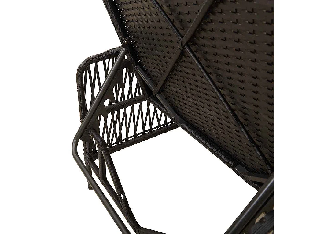 Transat avec coussin noir en poly rattan.