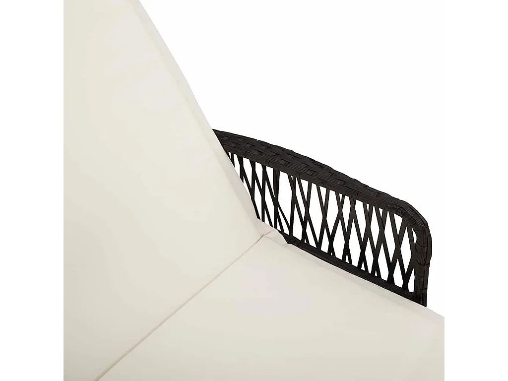 Transat avec coussin noir en poly rattan.