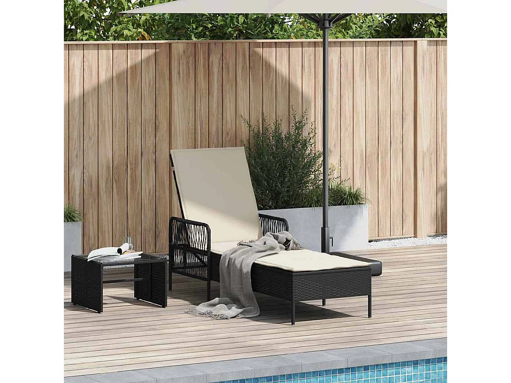Sedia a sdraio con cuscino in polyrattan nero.