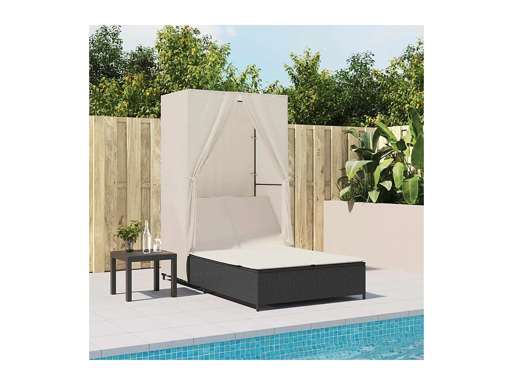 Chaise longue doble con techo y cortinas negras en resina tejida