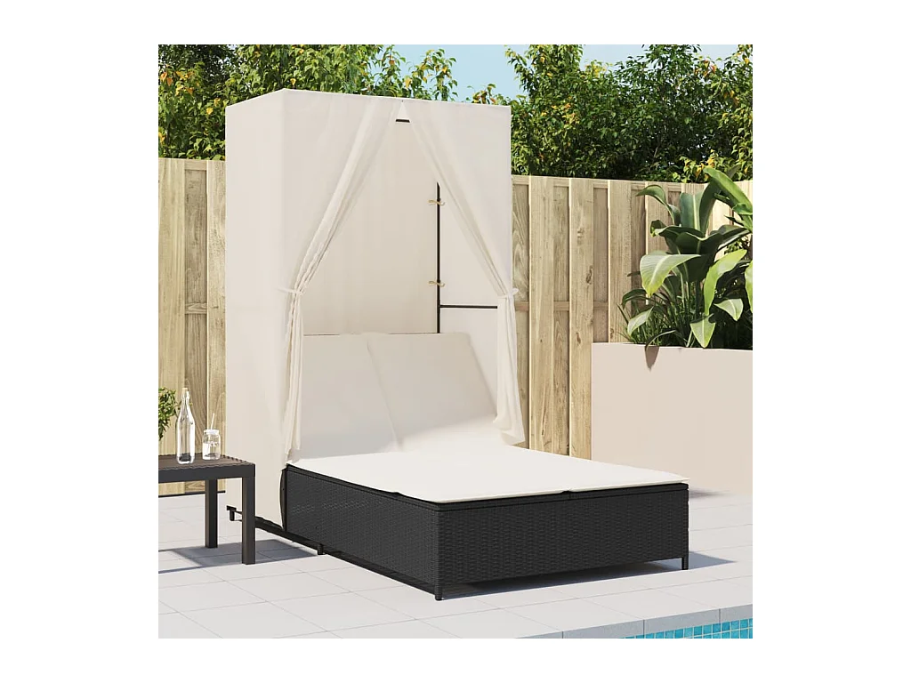 Chaise longue doble con techo y cortinas negras en resina tejida
