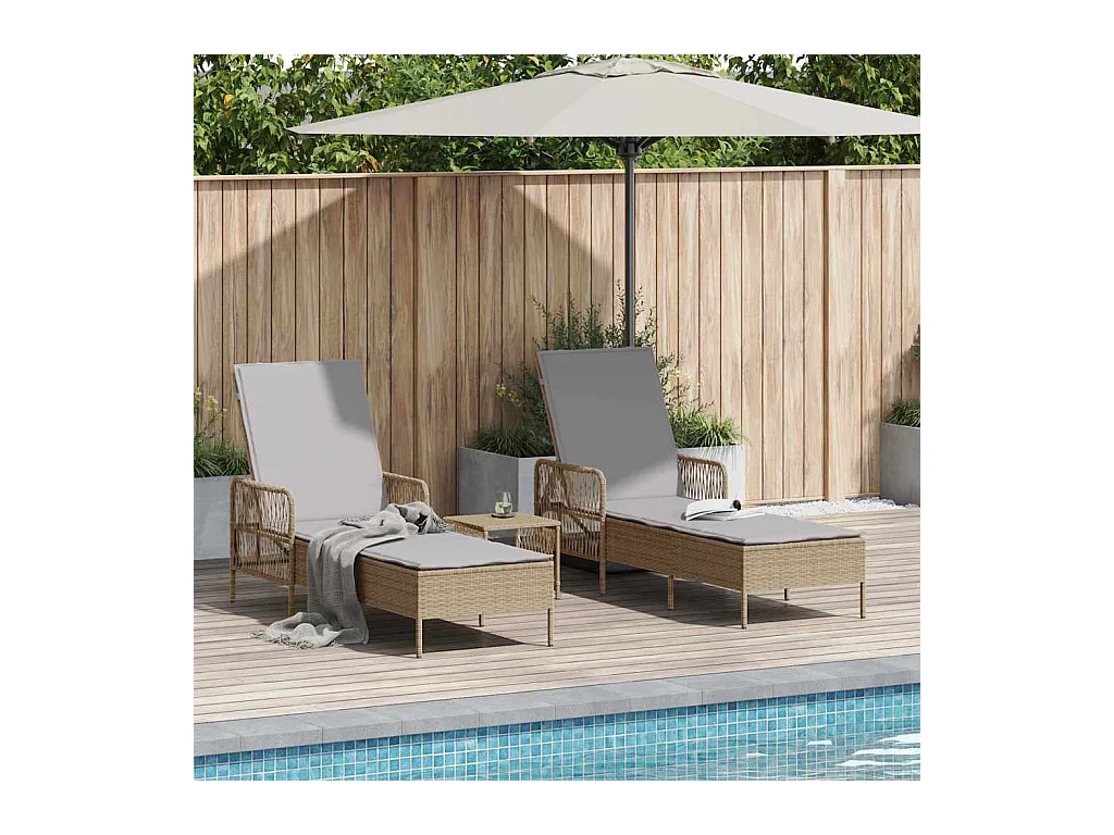 Fauteuils de jardin - 2 pièces avec coussins et table en poly rattan beige.