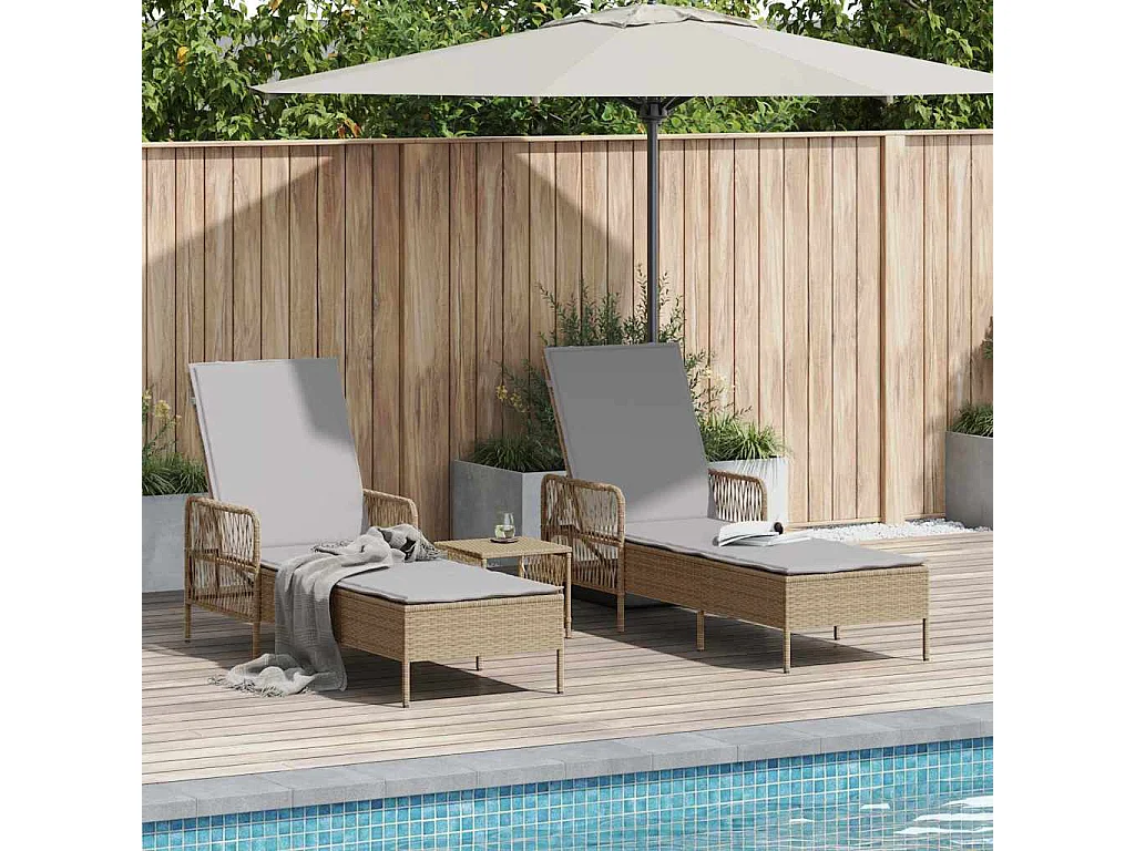 Poltrone da giardino - 2 pezzi con cuscini e tavolo in polyrattan beige.