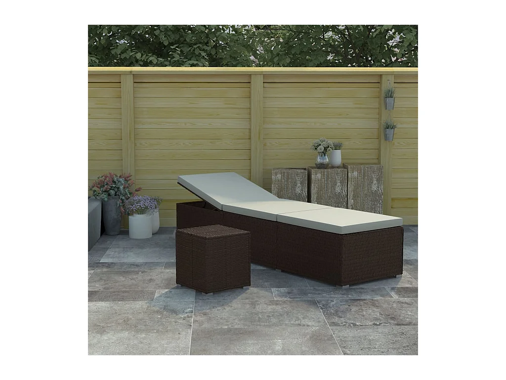 Bruine loungestoel van geweven hars met kussen en theetafel