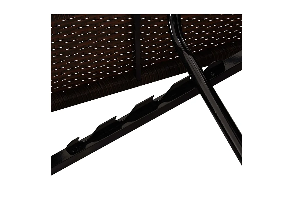 Bruine loungestoel van geweven hars met kussen en theetafel