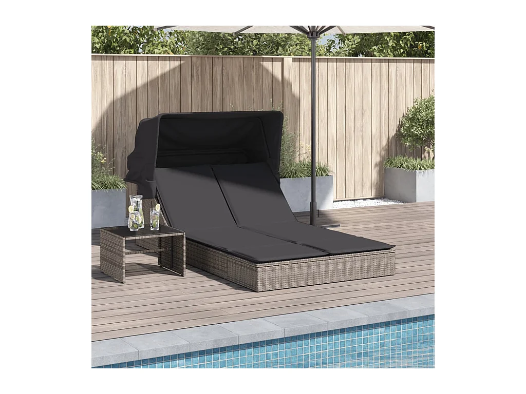 Dubbele chaise longue met zonnescherm en grijze kunsthars rieten kussens