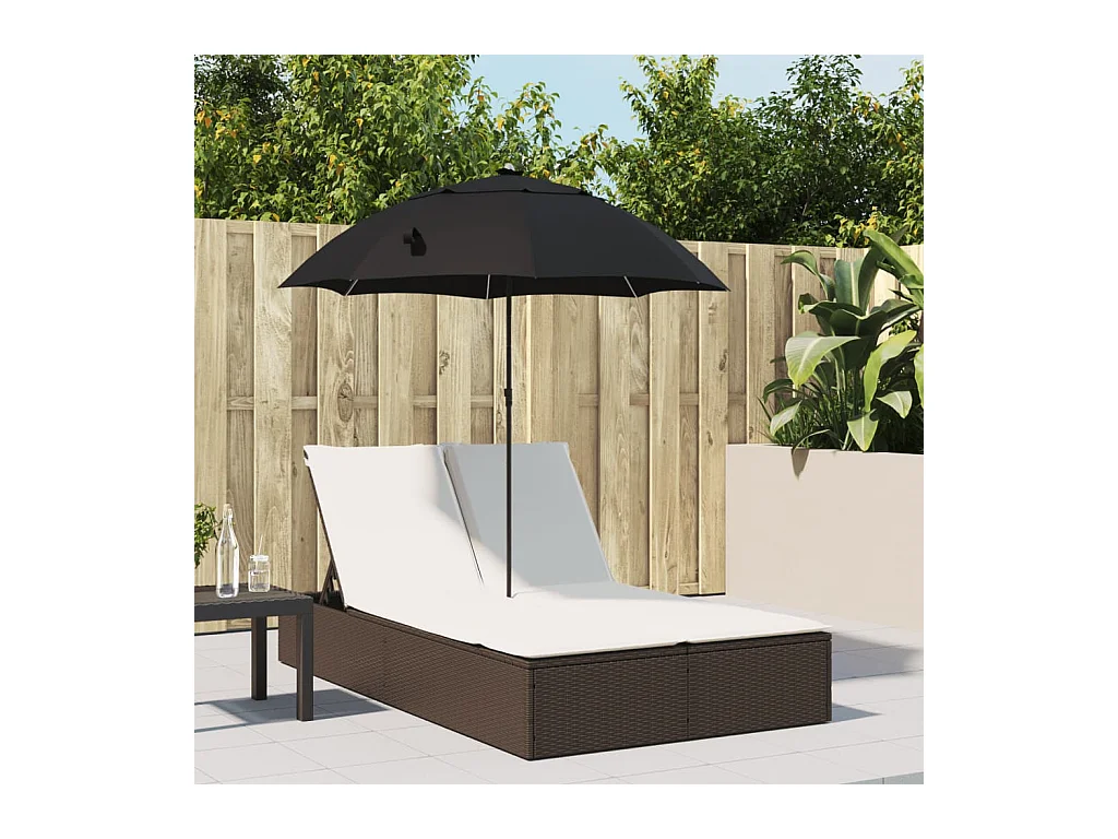 Dubbele loungestoel met kussens en bruine polyrotan parasol