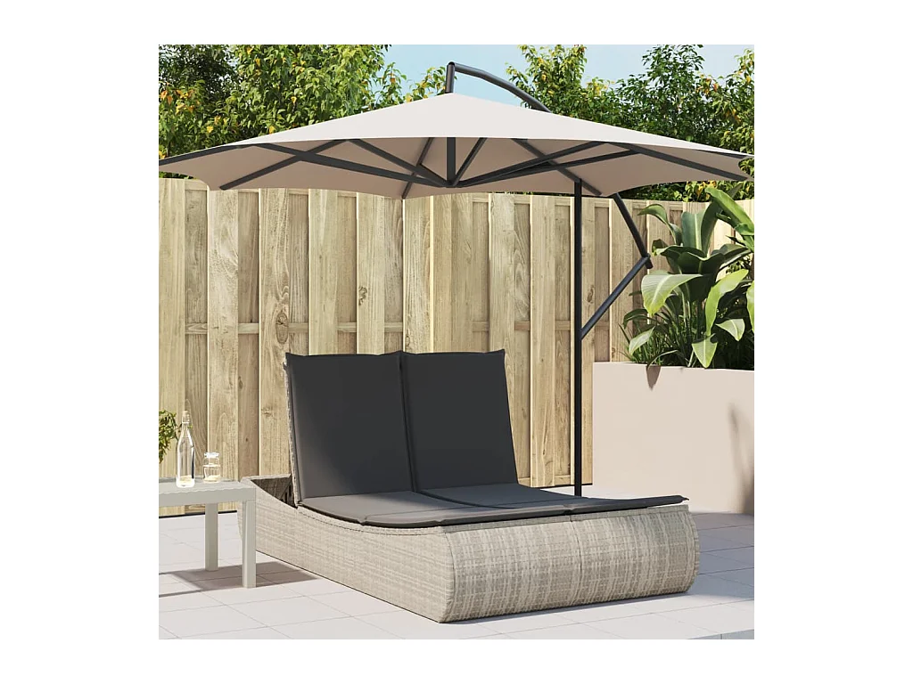 Dubbele chaise longue met lichtgrijze kussens van geweven hars