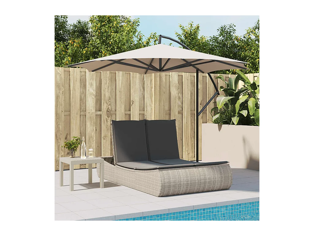 Dubbele chaise longue met lichtgrijze kussens van geweven hars